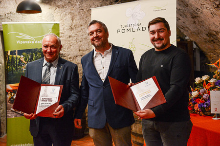 Prejemnika priznanja Županovo vino 2025